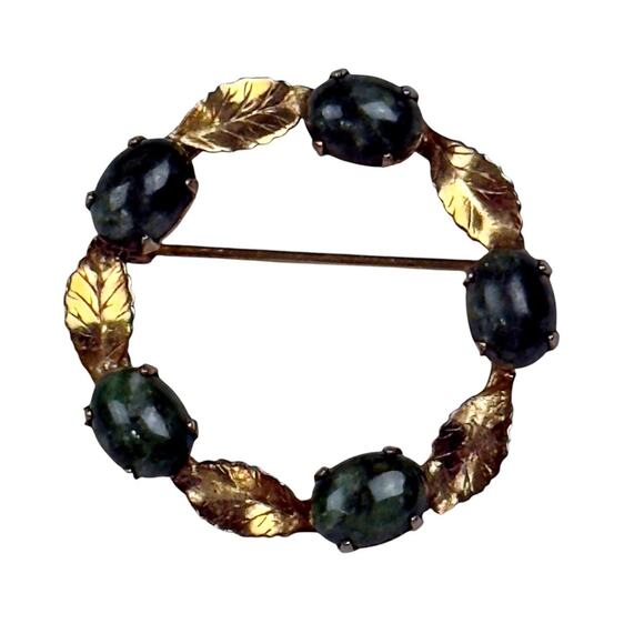 Vintage Gold Tone Leaves Green Jade Wreath Round Brooch Pin Dainty - Picture 1 of 4